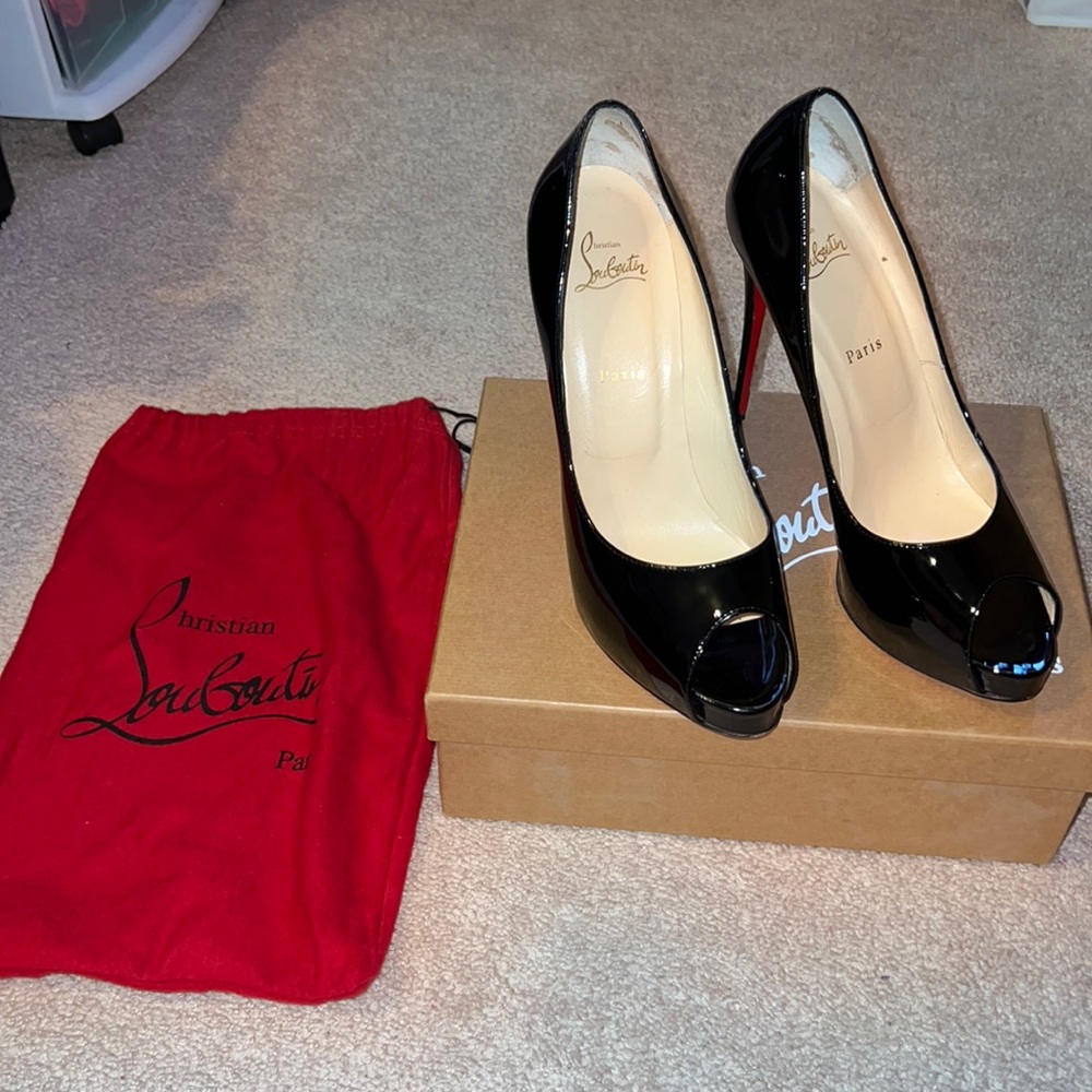 New Very Prive Patent Red Sole Pumps